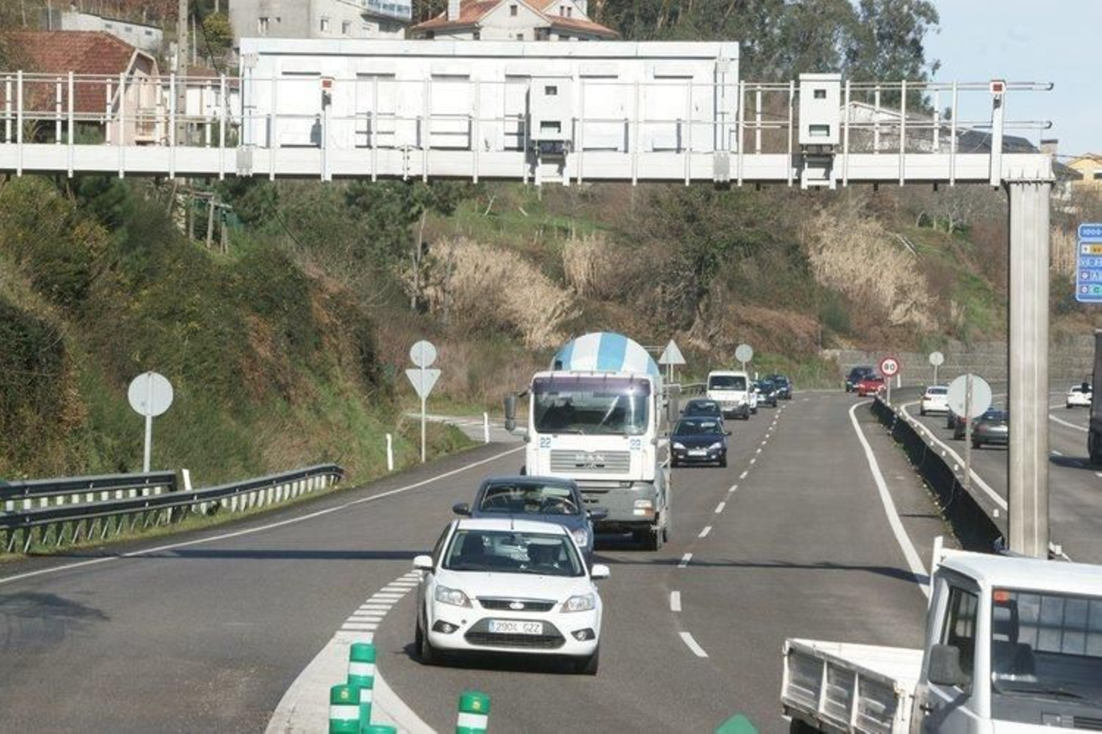 El doble radar (cinemómetro) del kilómetro 11,7 de la Vigo-Porriño, ayer ya operativo. FOTOS: VICENTE