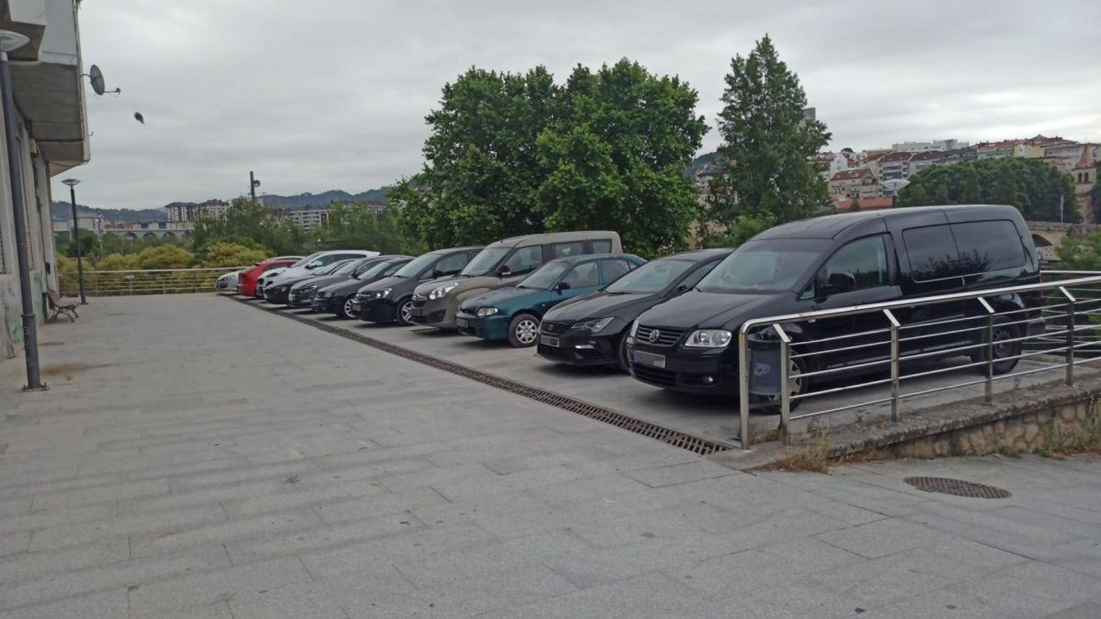 Fila de coches mal aparcados.