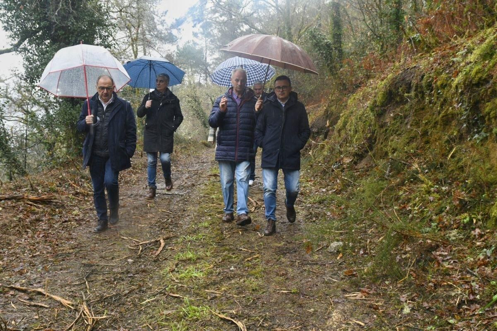 Rodrigo Aparicio y José González, en uno de los caminos desbrozados.