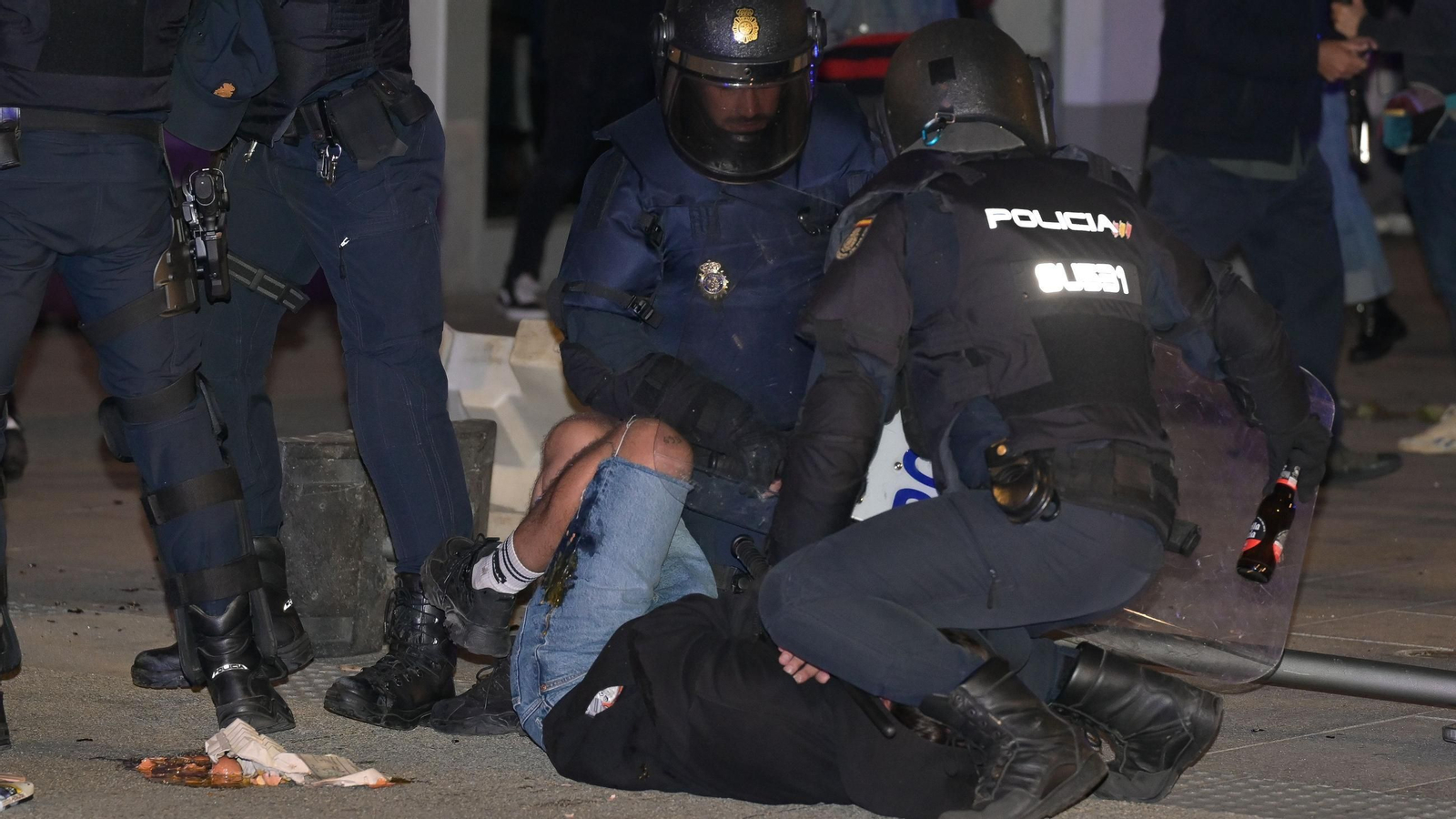 La policía carga contra los manifestantes durante una concentración contra la represión policia.