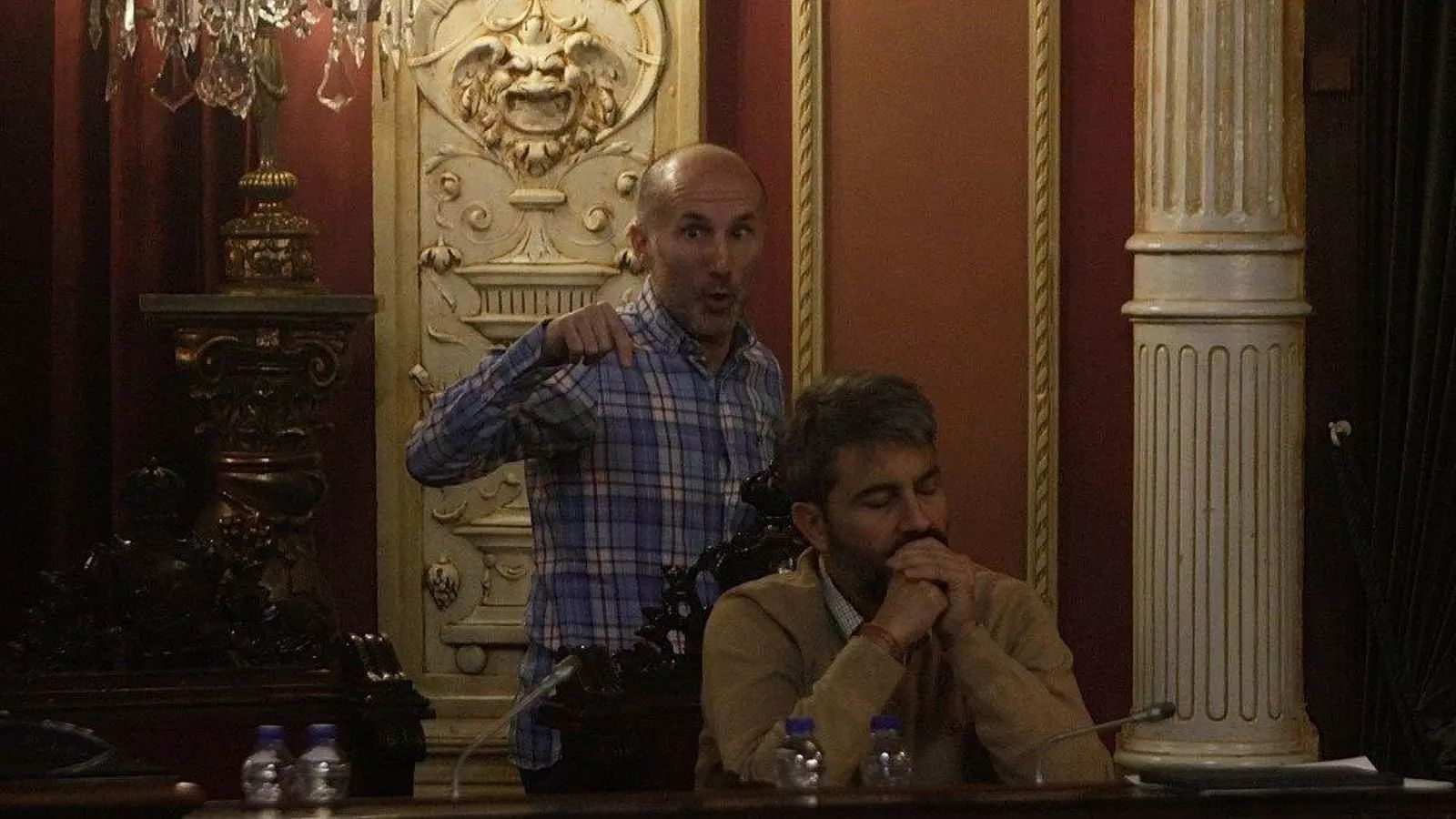 Gonzalo Alonso, en primer término, es señalado por Jácome en un pleno del Concello