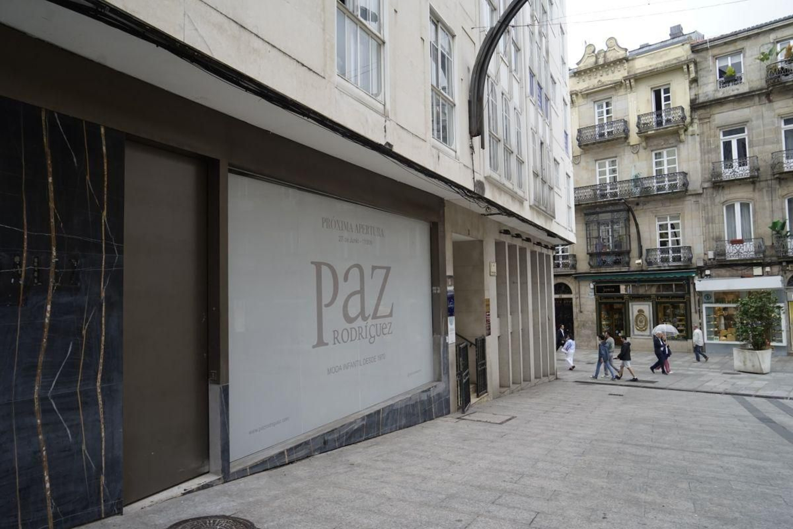 Cartel anunciando la apertura en la calle Eduardo Iglesias, en el entorno de Príncipe.