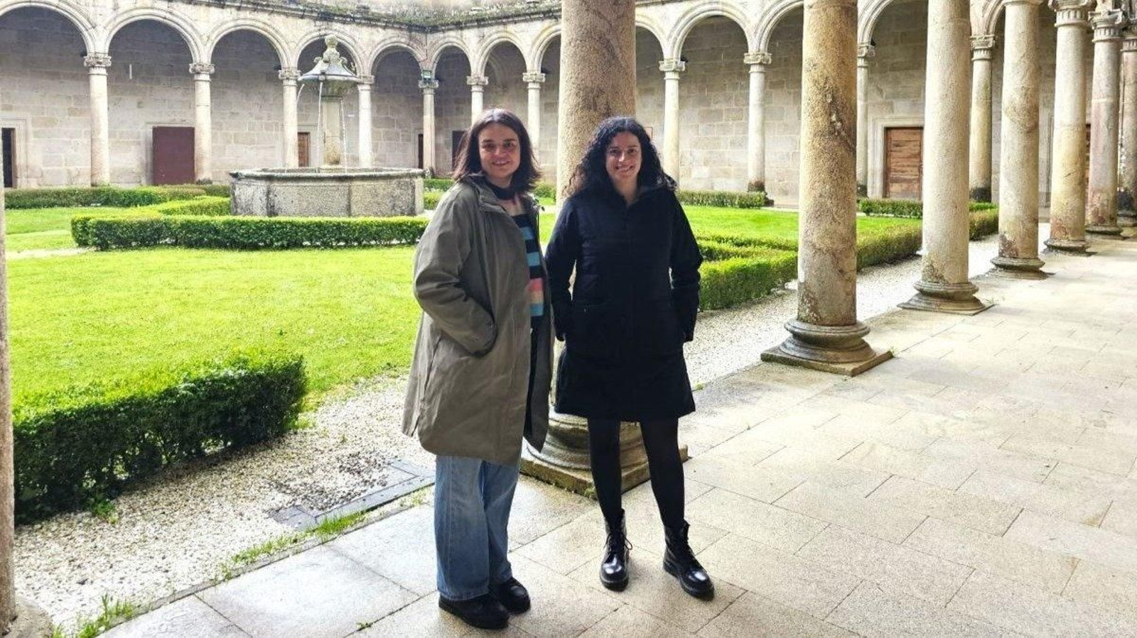 A portavoz en Leiro, Rebeca Paz e a deputada, Noa Presas, no Hotel Monumento San Clodio.