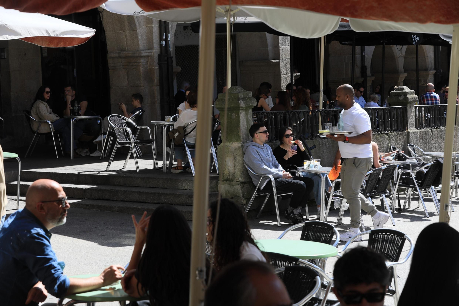 Galería | Los ourensanos salen a la calle y llenan las terrazas por el Día del Padre