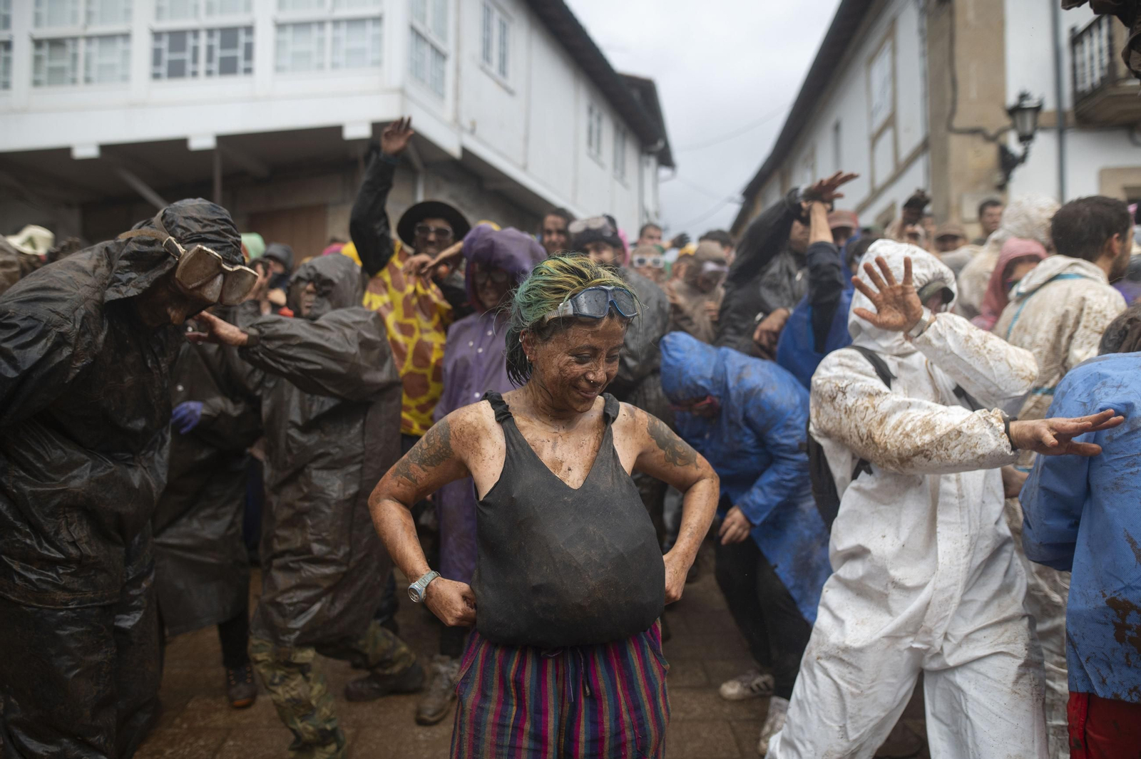 Galería | La farrapada conquista Laza antes de la salida de los Peliqueiros