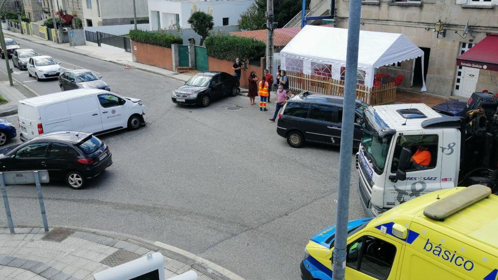 Accidente múltiple en Valladares tras semanas con semáforos estropeados: "Sabíamos que iba a pasar"