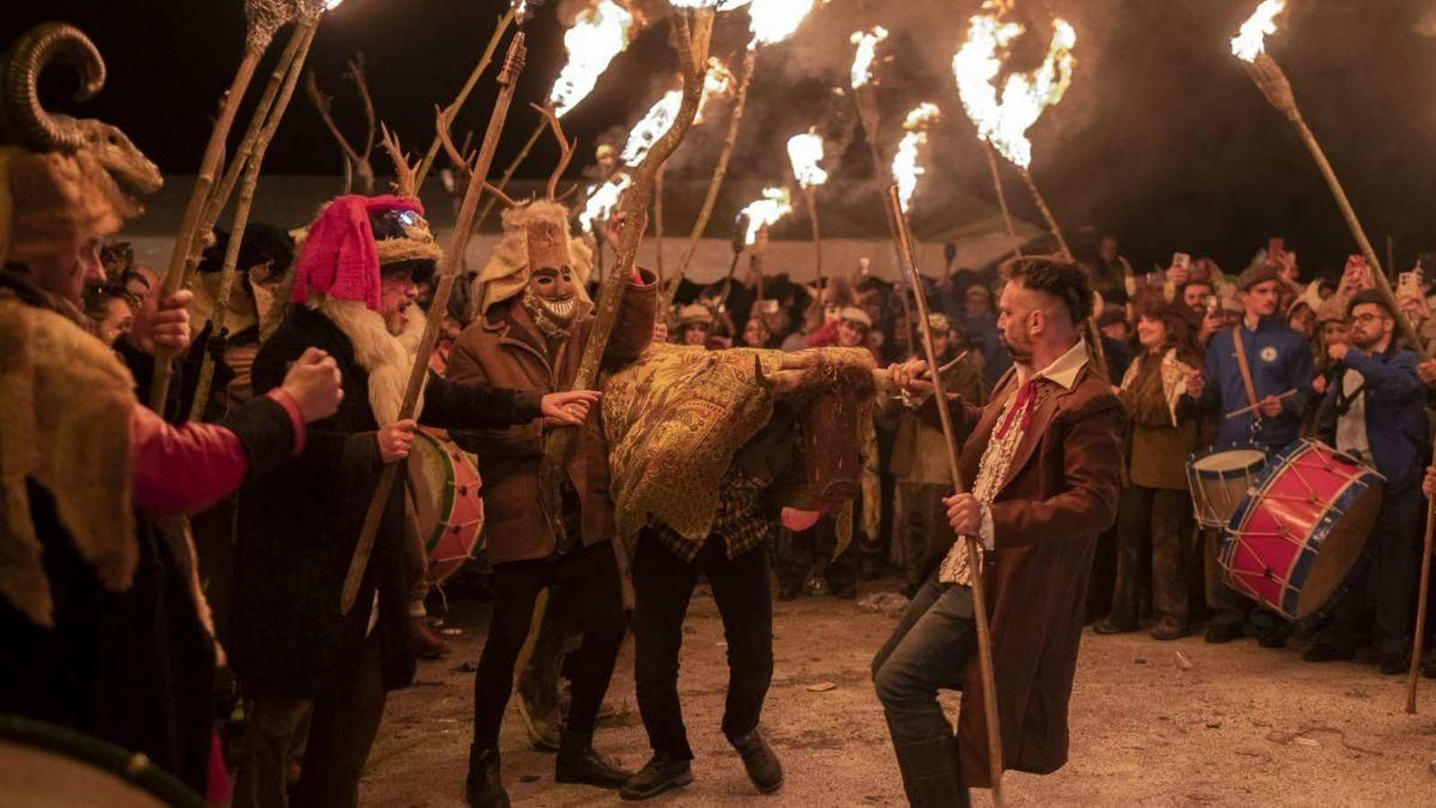 Fuego, máscaras, harina y tradición rural consagran la Baixada da Marela.