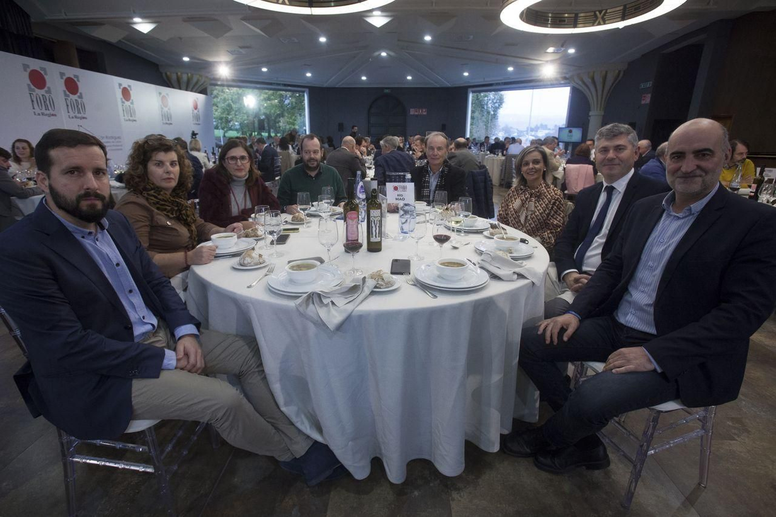 MESA RÍO MAO | Luis Novoa Fernández, presidente de la Asociación de Autoescuelas de Ourense; Susana Vázquez Dorado, alcaldesa de Porqueira; Ana Villarino, alcaldesa de Oímbra y diputada provincial del PP; Manuel Cerdeira, alcalde de O Irixo; Eduardo López Pereira, presidente de la Fundación Otero Pedrayo; Noelia Pérez López, diputada del PP en el Parlamento de Galicia por Ourense; Ovidio Rodeiro Tato, portavoz de Educación del Grupo Parlamentario Popular, y José Luis Ferro, diputado del PP en el Parlamento por Ourense.