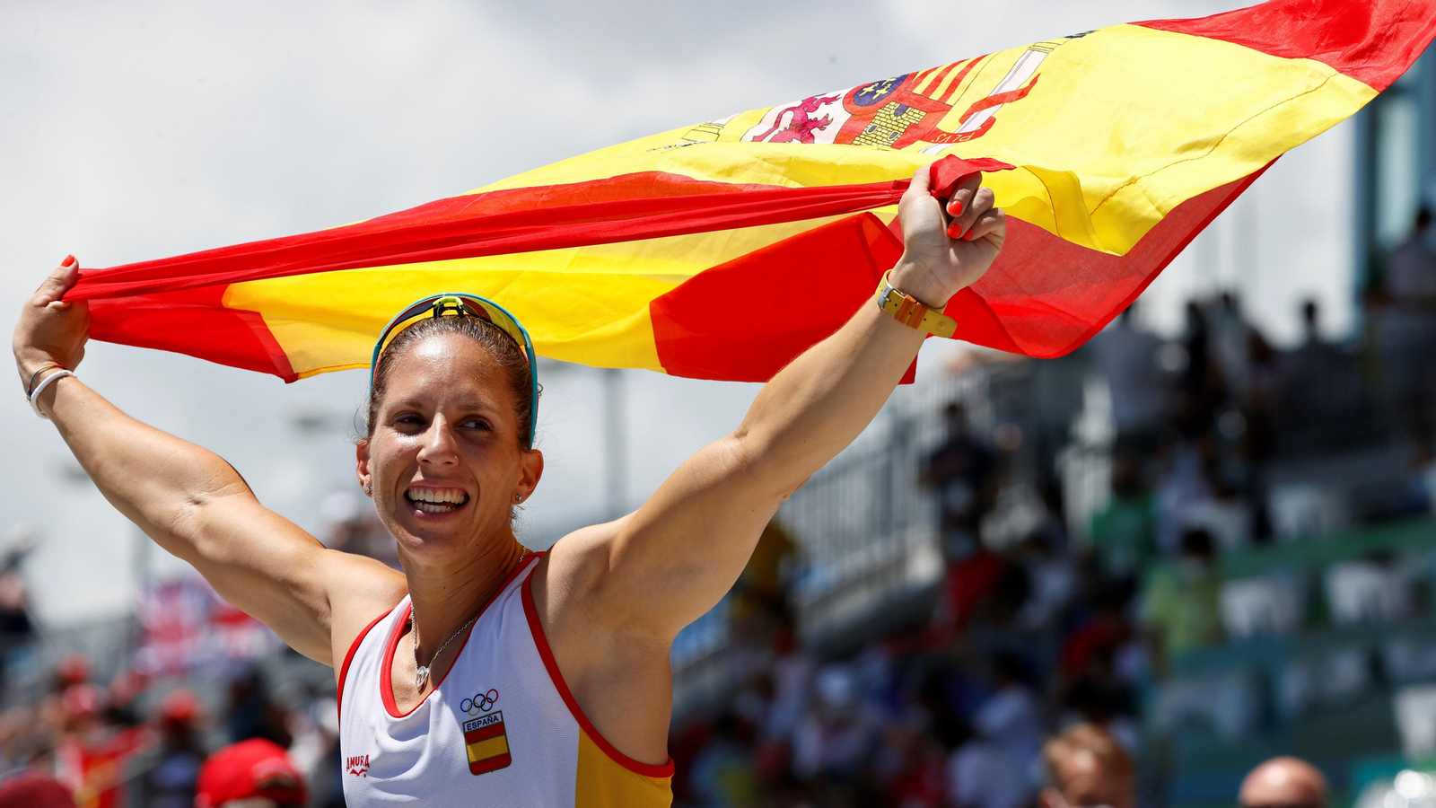 La palista canguesa Teresa Portela celebra con la bandera de España su medalla de plata en la prueba de K-1 200 en los Juegos de Tokio.