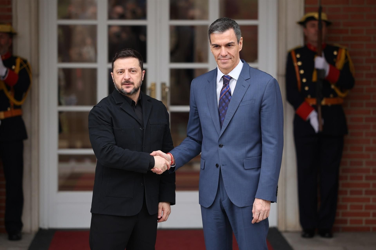 El presidente del gobierno de España, Pedro Sánchez, recibe a su homólogo de Ucrania, Volodimir Zelenski