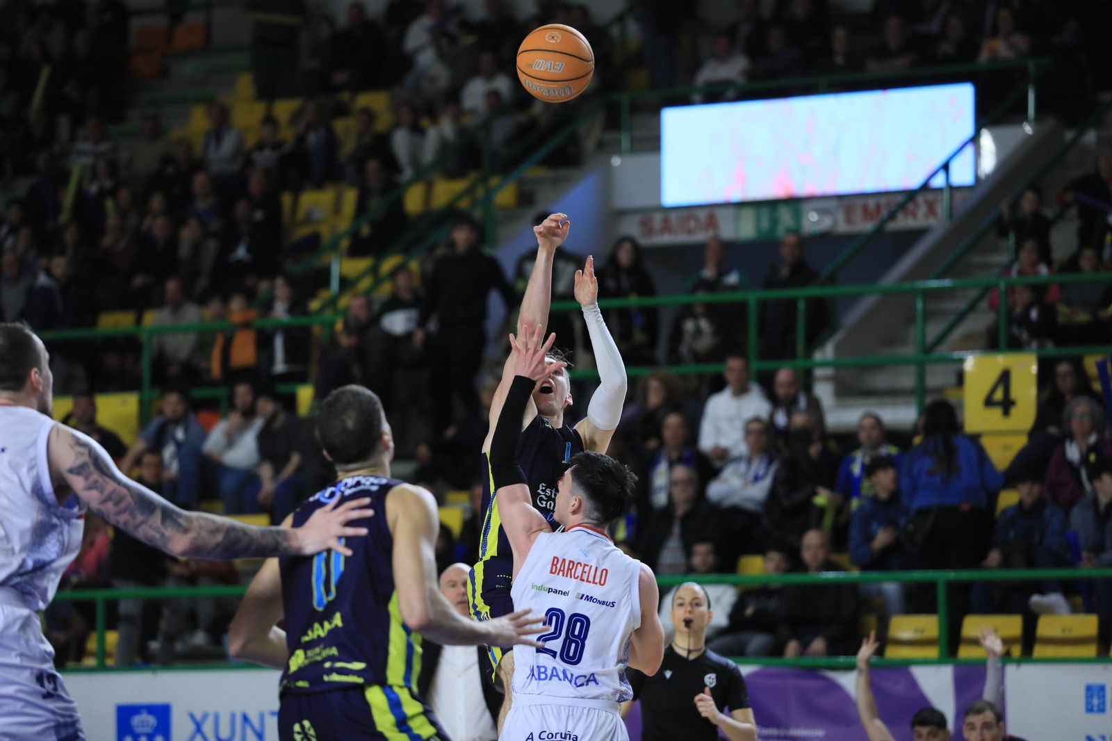 Galería | El Pazo, a reventar para el derbi COB-Obradoiro