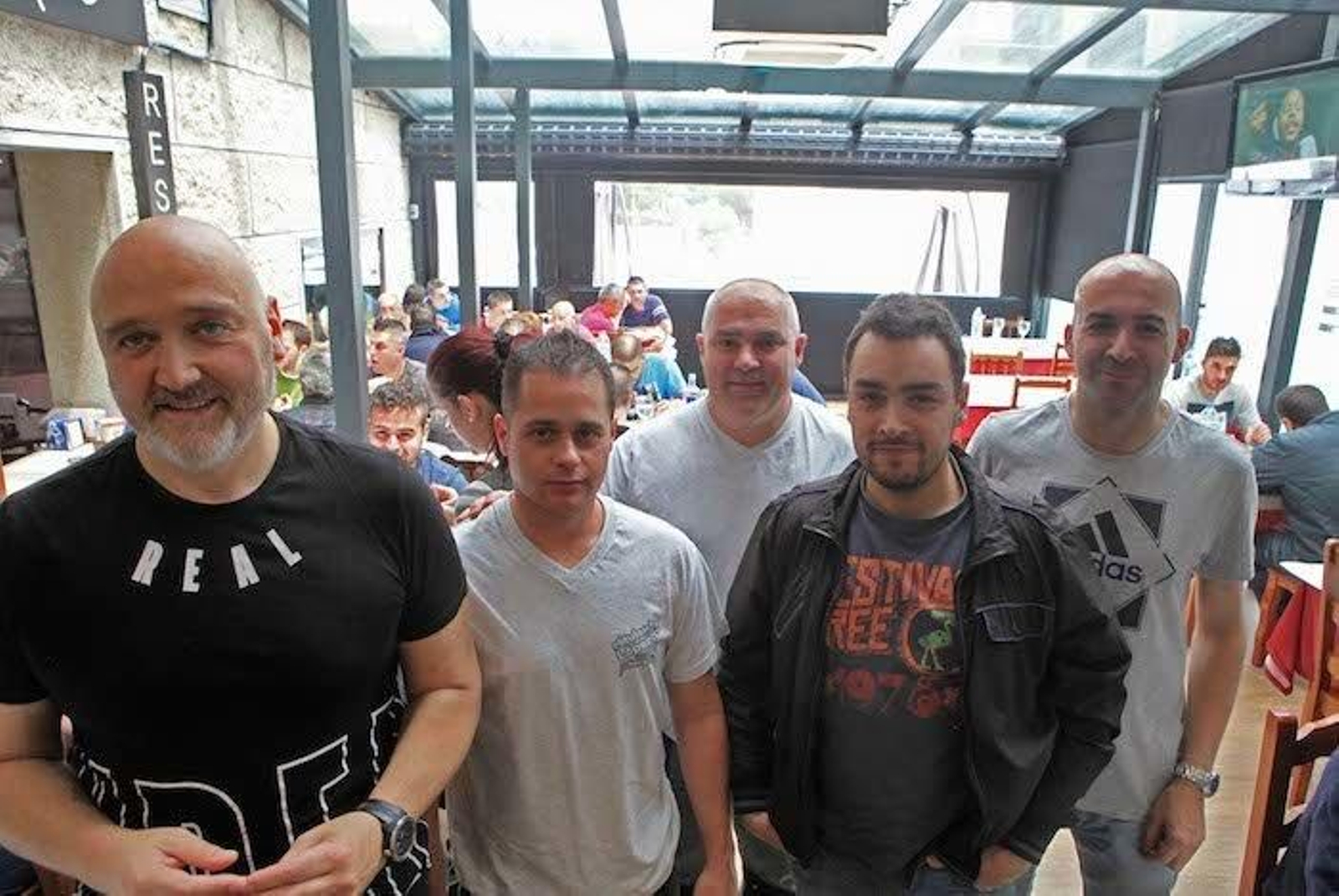 Juan Corral, David Juiz, Miguel Ángel Borrajo,Iván Dabouza y Marcos Sandianes, ayer en el restaurante Casa Cid en el Polígono de San Cibrao.