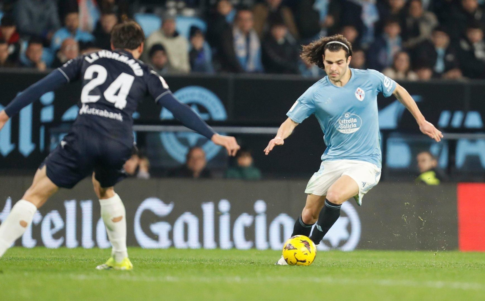 Miguel Rodríguez con el balón en el partido entre el Celta y la Real Sociedad en Balaídos.
