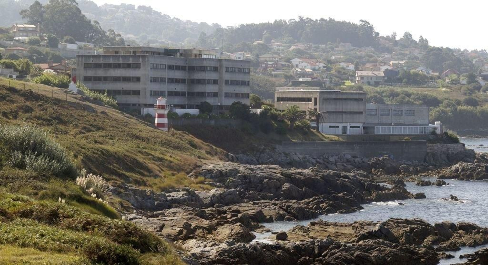 La sede del IEO se construyó junto al mar en la parroquia de San Miguel de Oia.