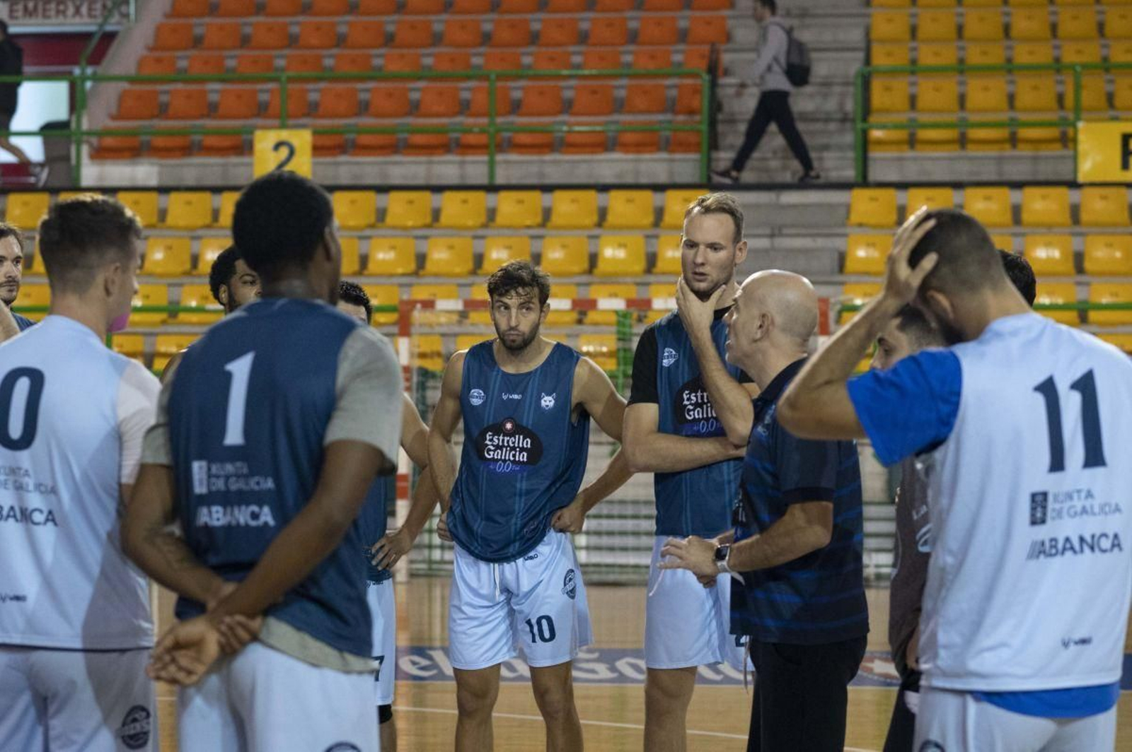 Félix Alonso se dirige a sus jugadores en el último entrenamiento.