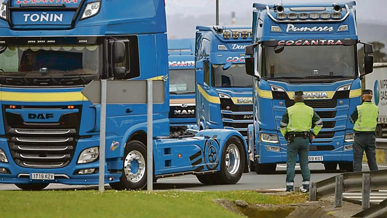 Dos agentes de la Guardia Civil vigilan la protesta de varios camioneros en Madrid.