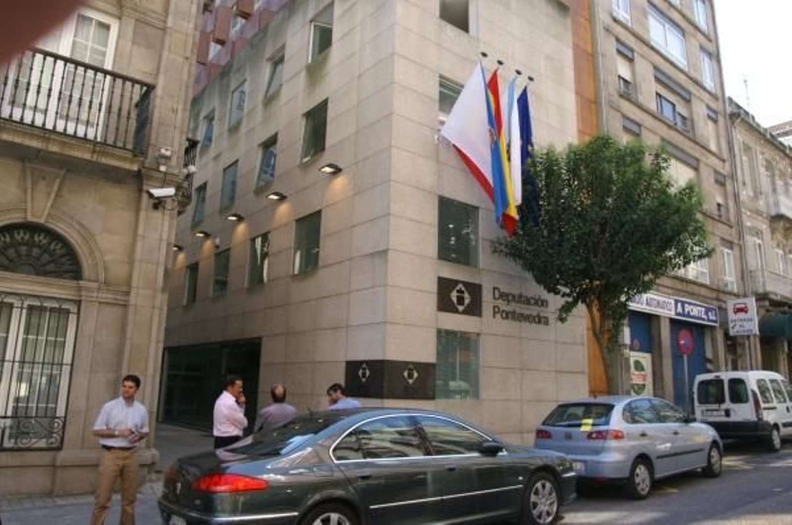 La sede de la Diputación, ayer, con las banderas ondeando. A su lado, la ex Alcaldía de Areal, ahora semi-ocupada. foto: vicente