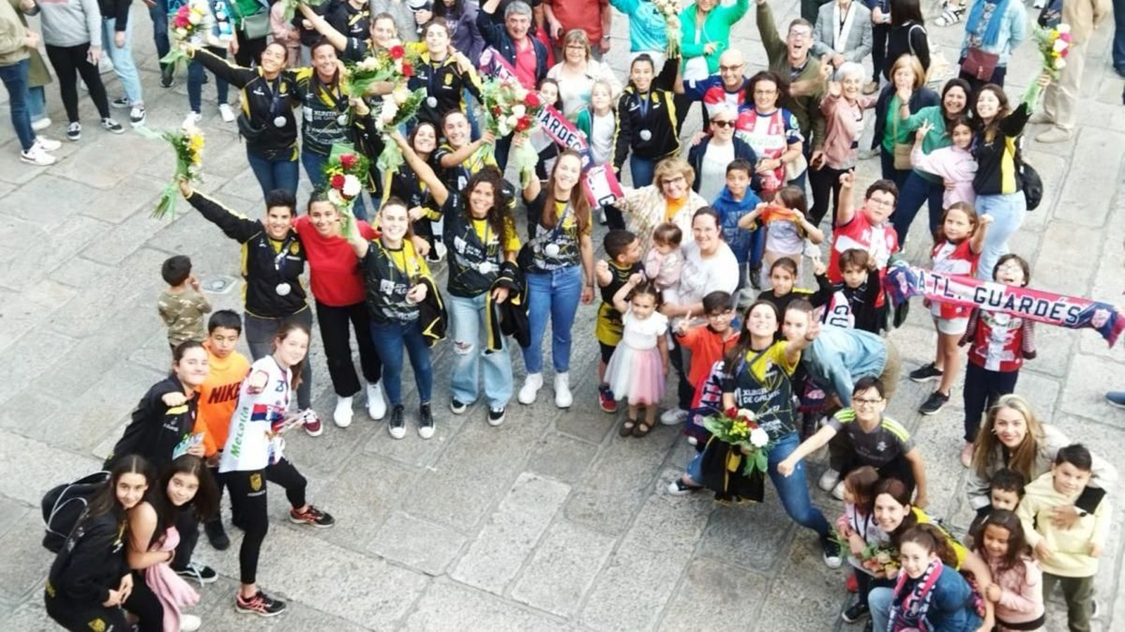 Equipo y afición despidieron la temporada en la Praza do Reló.