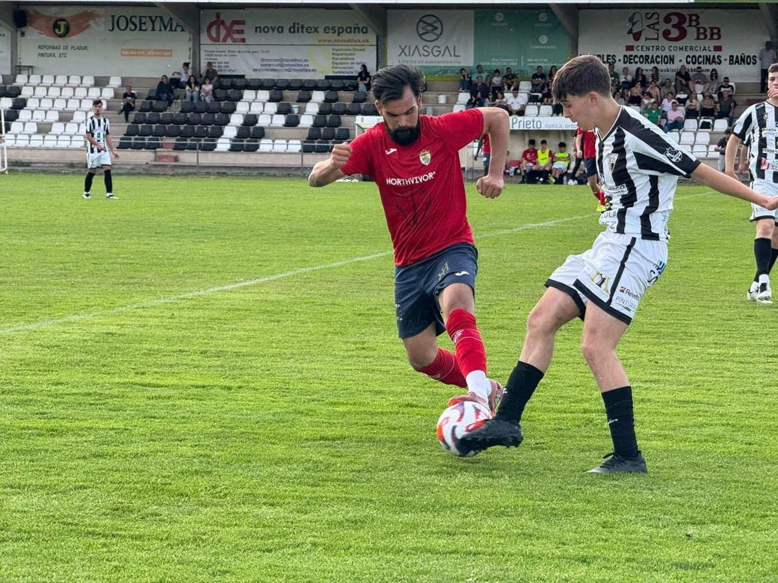 Rafael, del Monterrei, disputa un balón ante el juvenil antelano Lucas.