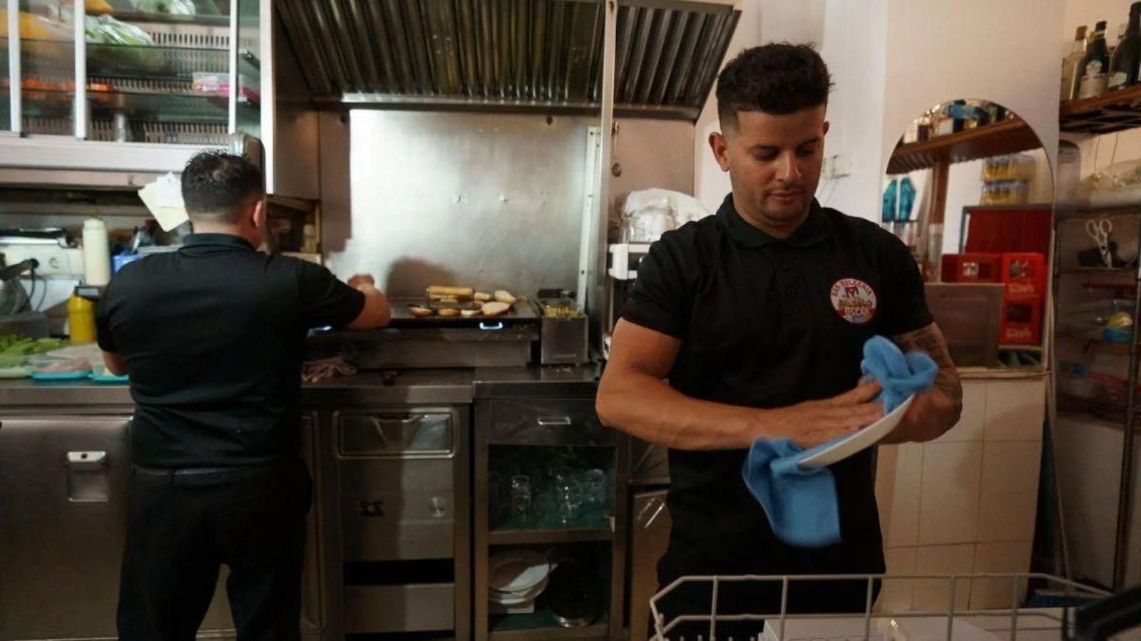 Dos trabajadores en un negocio de restauración.