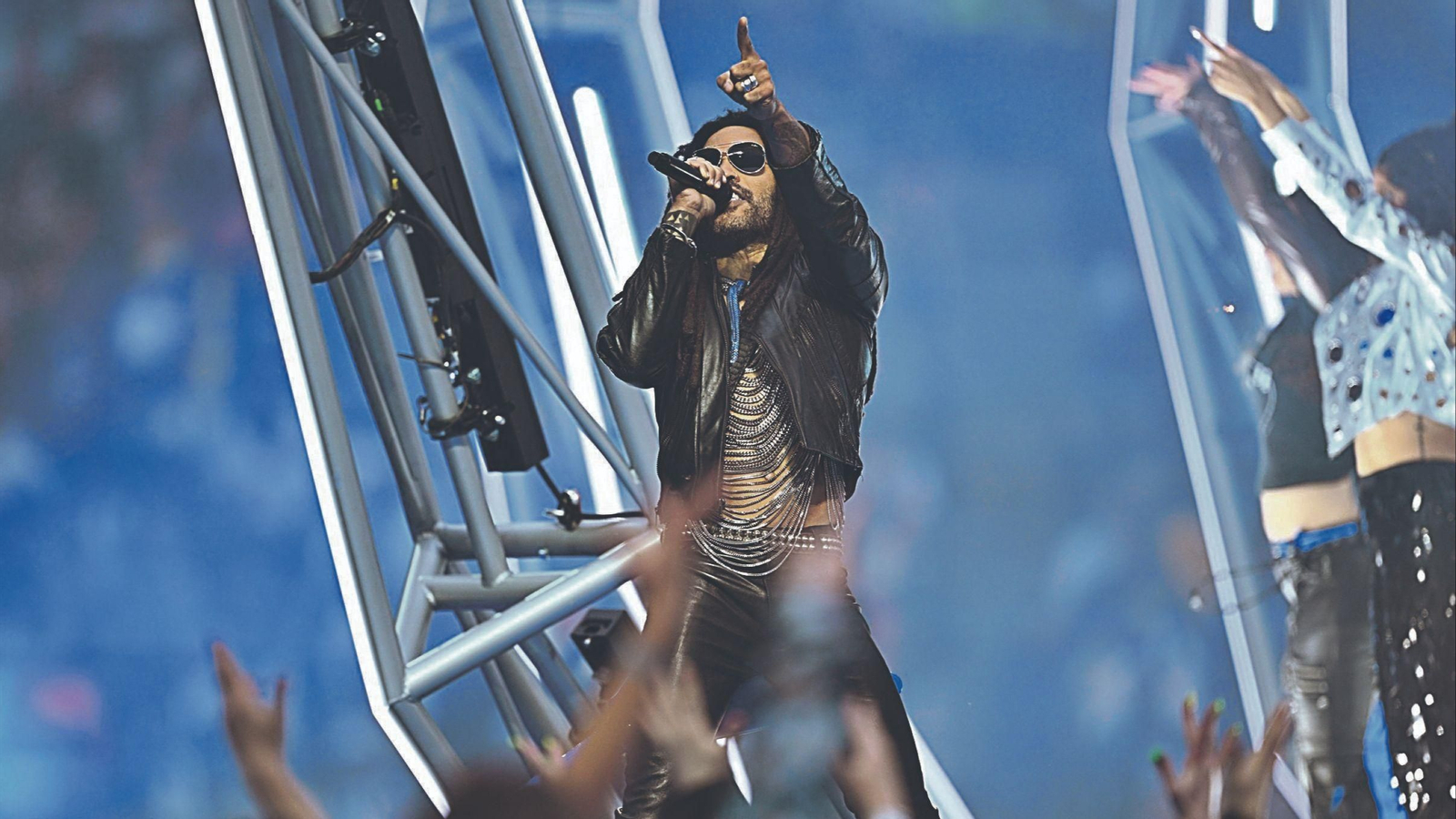 Lenny Kravitz actuando en la previa de la final de la UEFA Champions League en 2024.