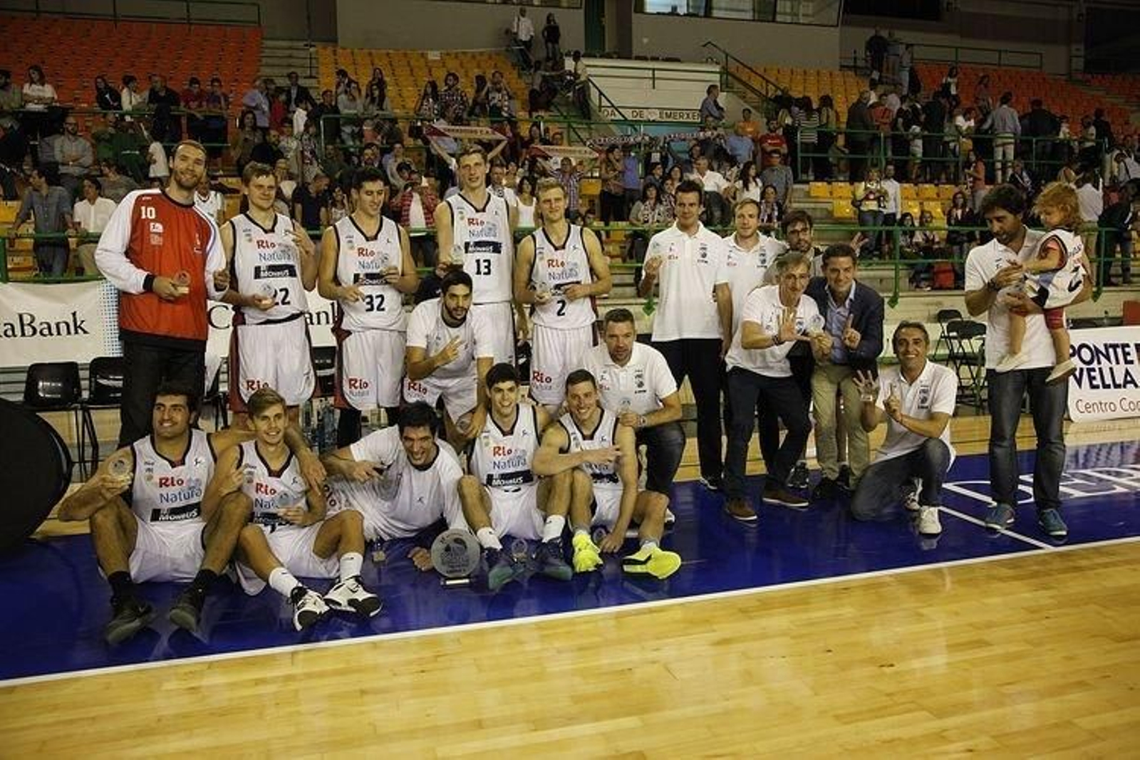 Jugadores y cuerpo técnico del Obradoiro, celebrando el título en la cancha del Paco Paz. (MIGUEL ÁNGEL)