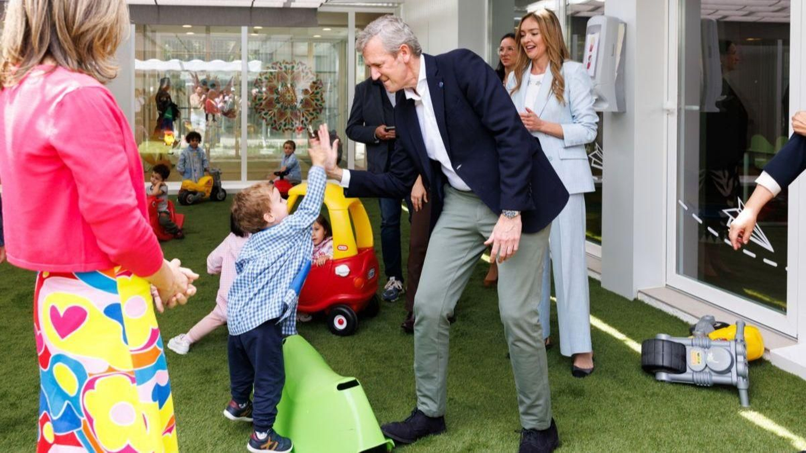El presidente de la Xunta, Alfonso Rueda, saluda a los niños de la escuela infantil de Ponteareas.