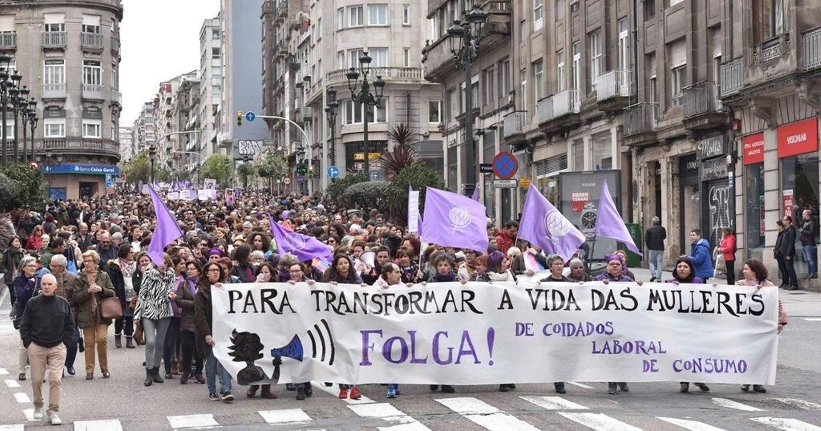 La marcha feminista recorre las calles de Vigo 22