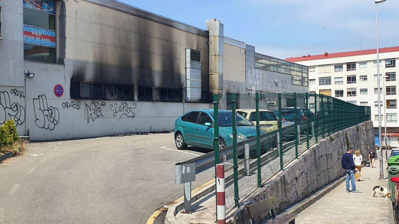 El aspecto de uno de los laterales de la piscina de Teis después del incendio. // J.V. Landín