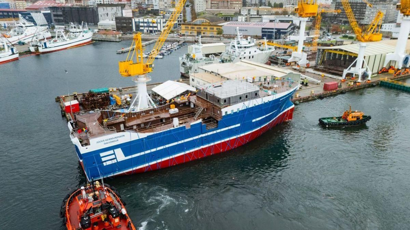La maniobra de botadura del “Júlíus Geirmundsson” se llevó a cabo ayer por la tarde en las instalaciones del astillero de Beiramar sin ceremonia oficial.
