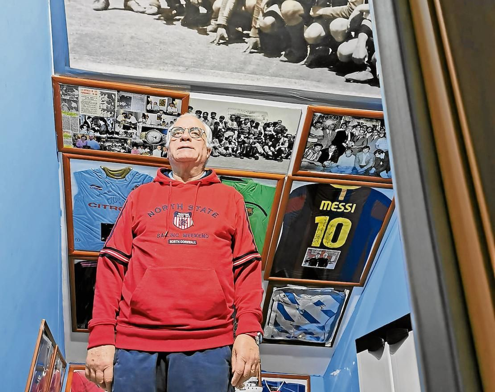 José Ricardo Fernández, en el museo de recuerdos que ha creado en una habitación de su casa.