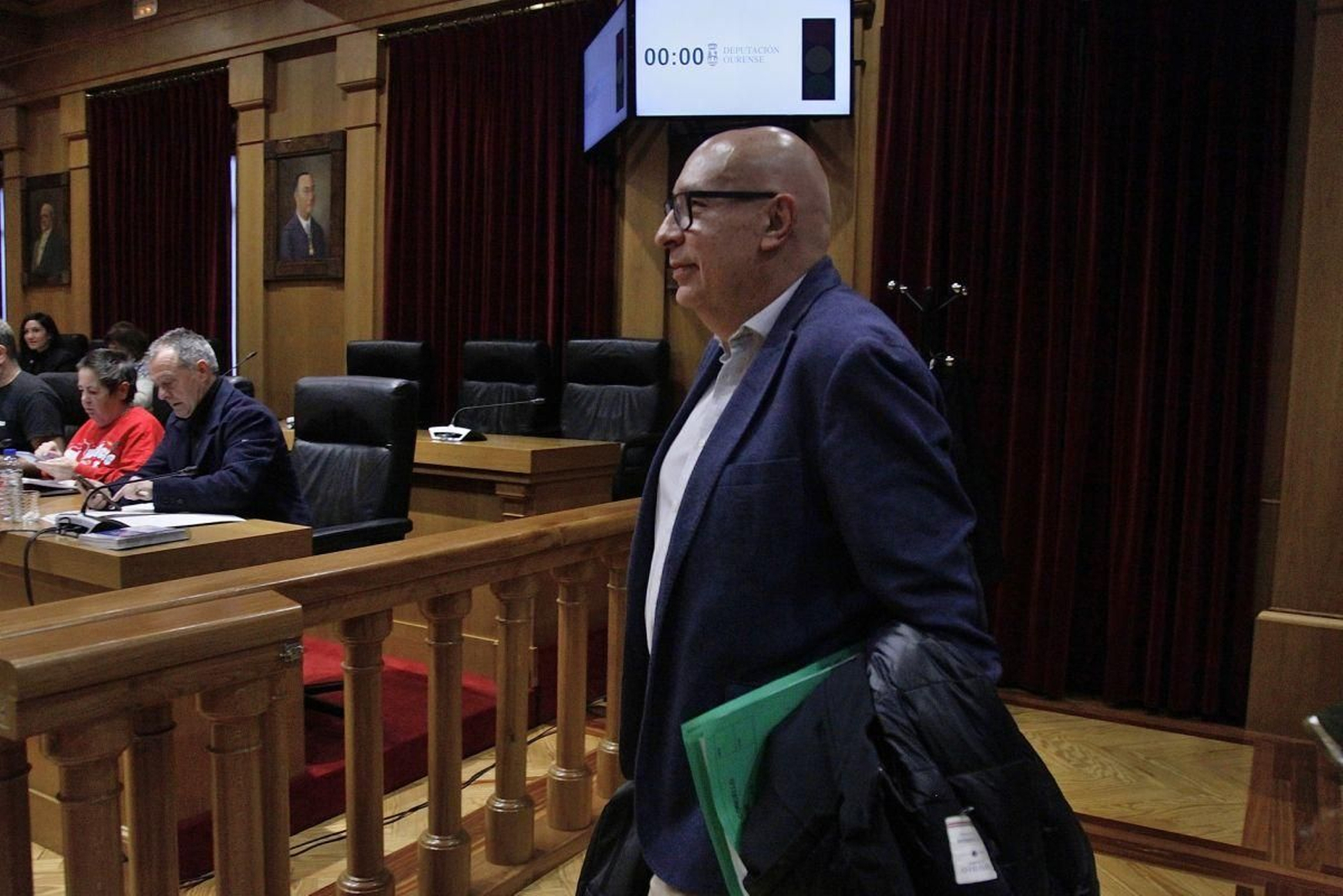Xosé Carlos Valcárcel entra ayer al pleno provincial.