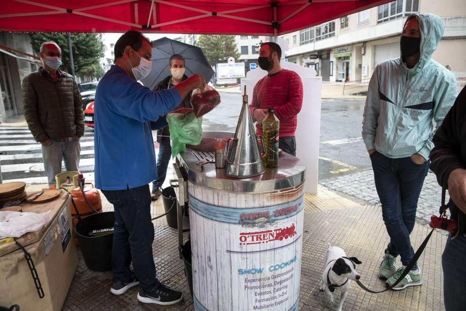 El fin de semana, los vecinos de la ciudad se trasladaron a A Valenzá, en Barbadás, a buscar pulpo.