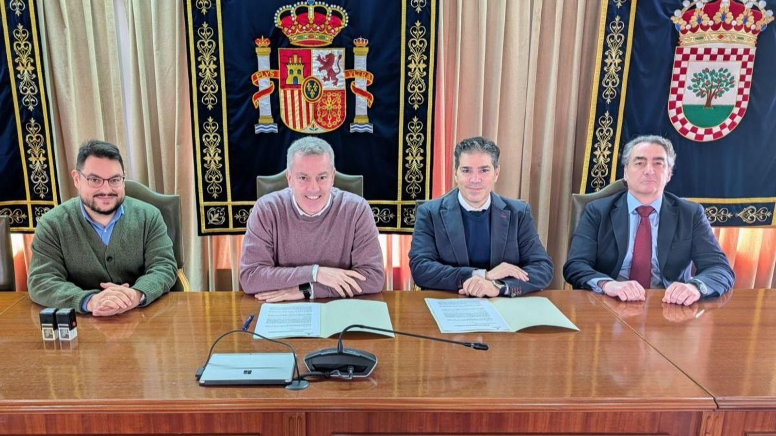 Luis Piña con representantes de la empresa eólica tras la firma del convenio entre A Cañiza y Helioceratops Invest.