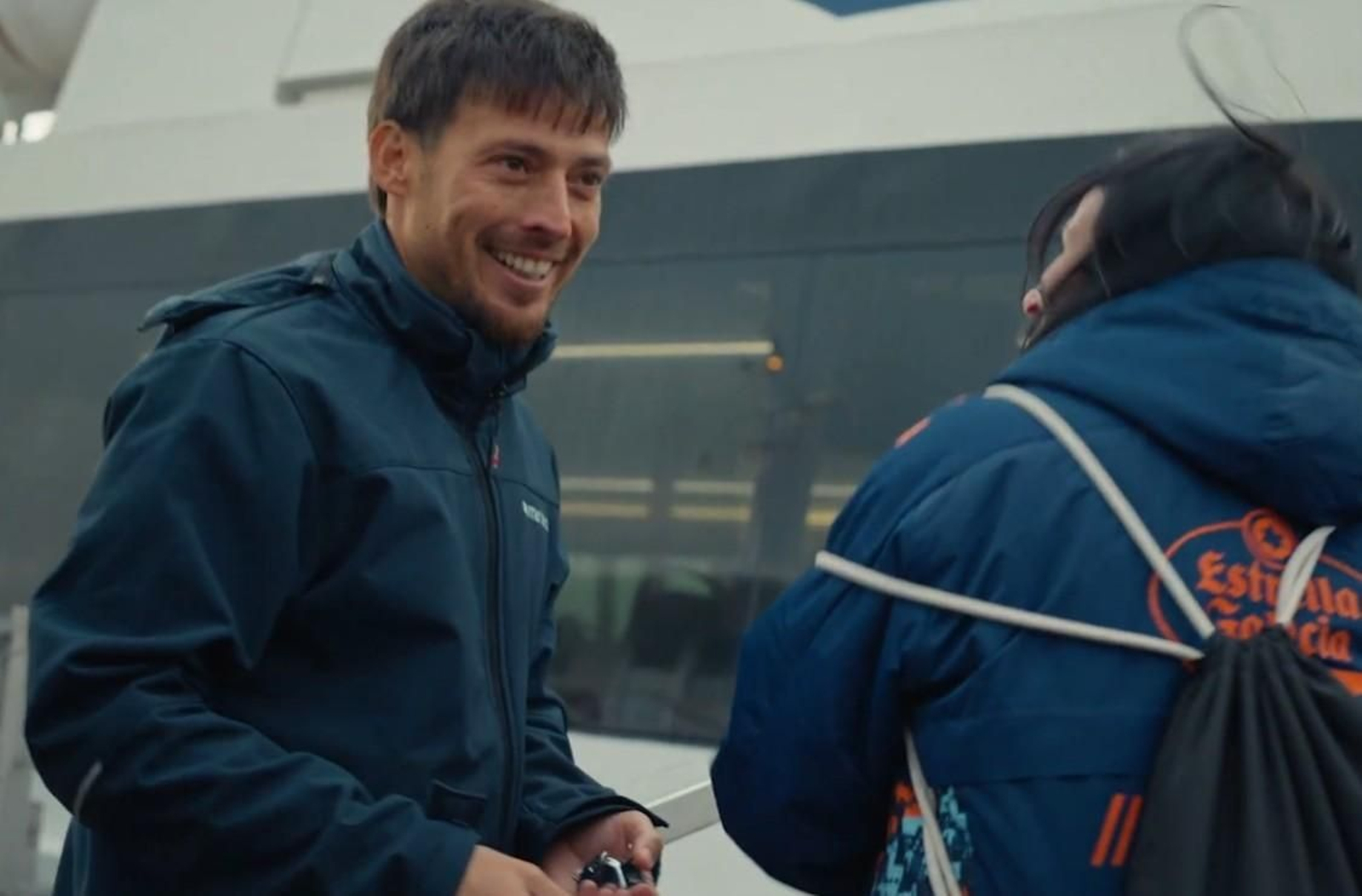 David Silva recibió a los usuarios del barco que conecta Vigo y Cangas.