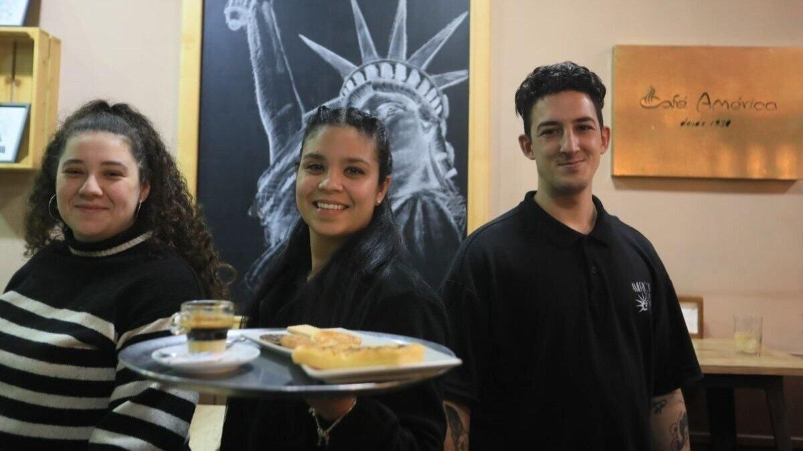 Ana Espino, Gabriela Saboa y Manuel Alfonso Gómez en el American Café Bar. (Foto: José Paz)