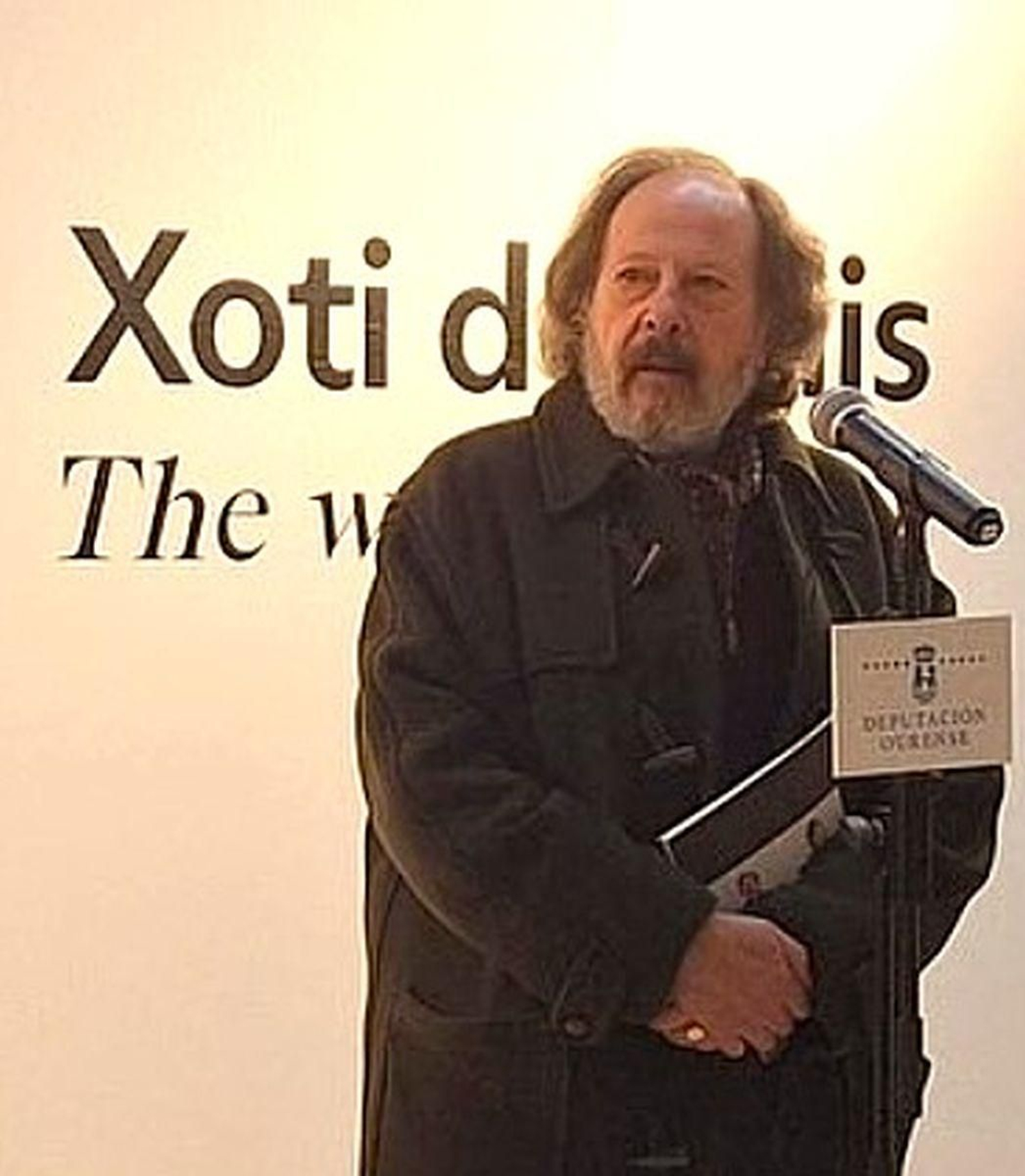 O artista, na inauguración.