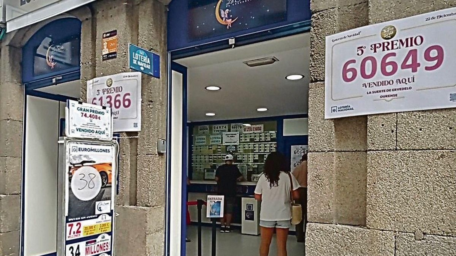 Compradores en un establecimiento de lotería de la calle Ervedelo.