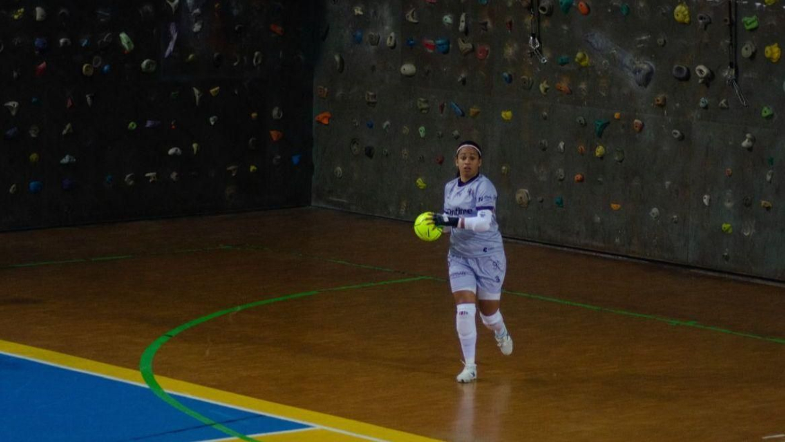 Sara Soares, portera del Ontime, con la pelota en un partido en Os Remedios.