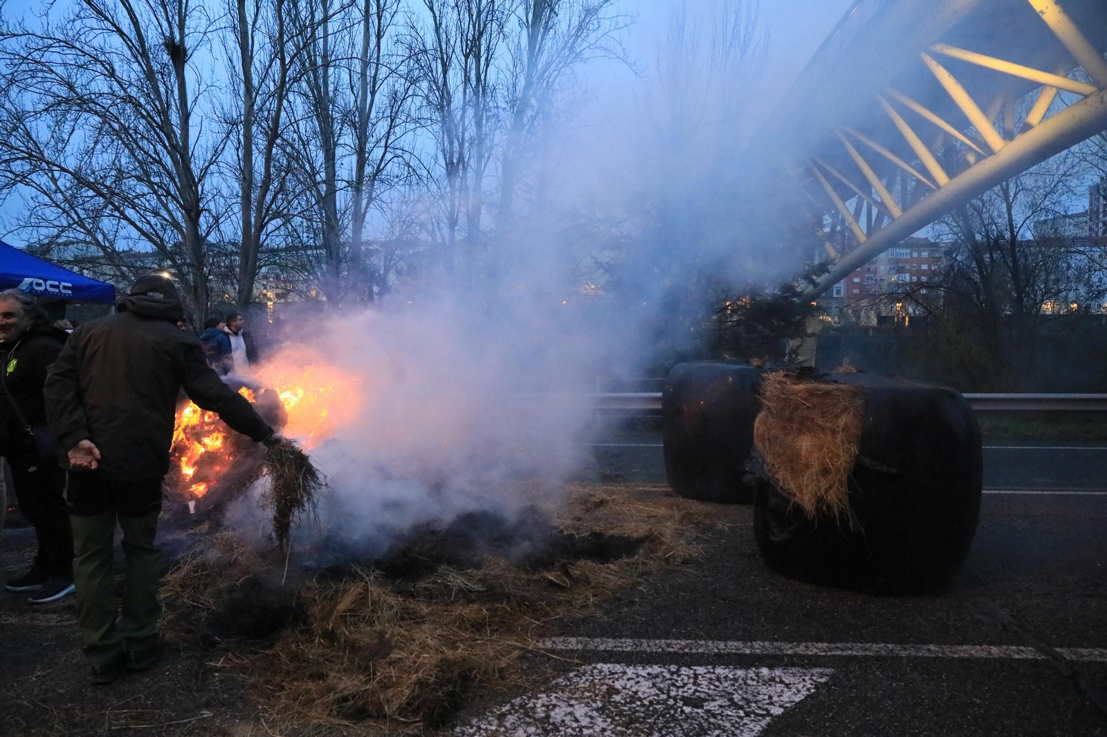 Galería | Largas hileras de tractores bloquean la N-120 en Ourense, en el cuarto fin de semana de protestas