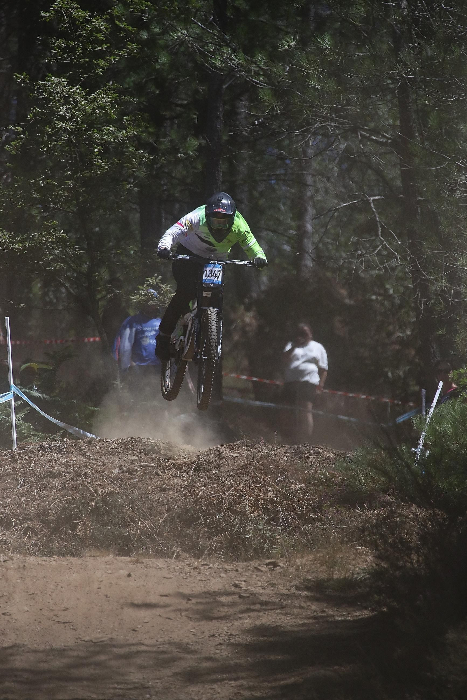 El Autonómico de descenso de mountain bike, un éxito en Xunqueira