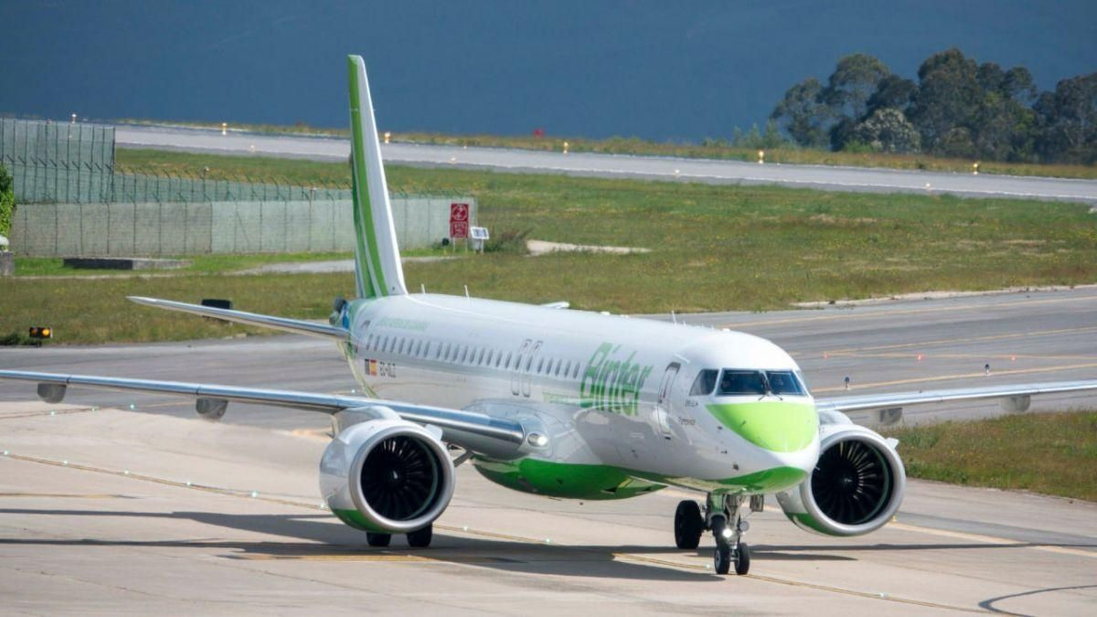 Un avión de la compañía Binter, encargada de operar las rutas con Canarias, estacionado en el aeropuerto de Peinador