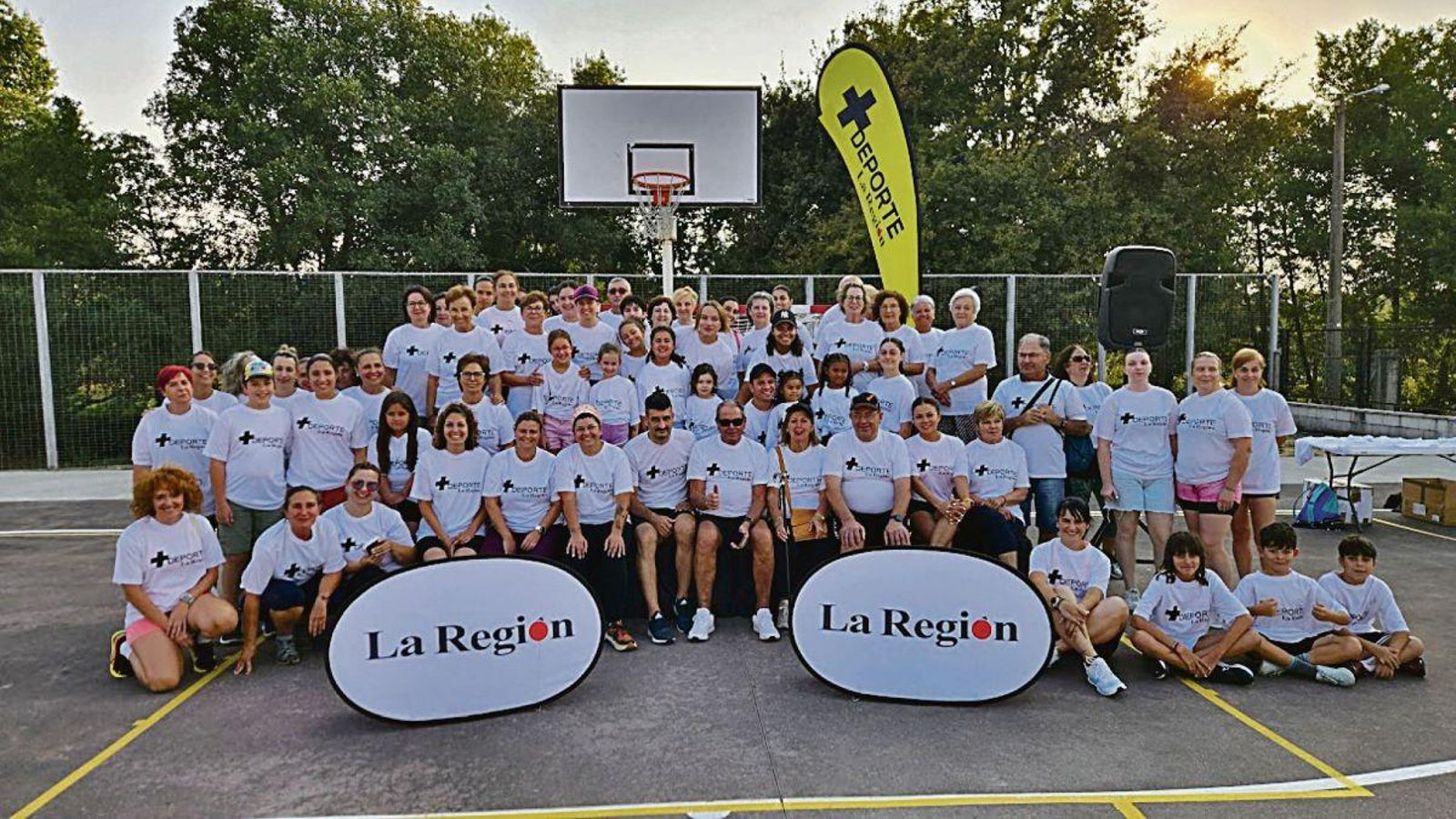 Uno de los nutridos grupos de participantes en la foto grupal antes de desarrollar la actividad.