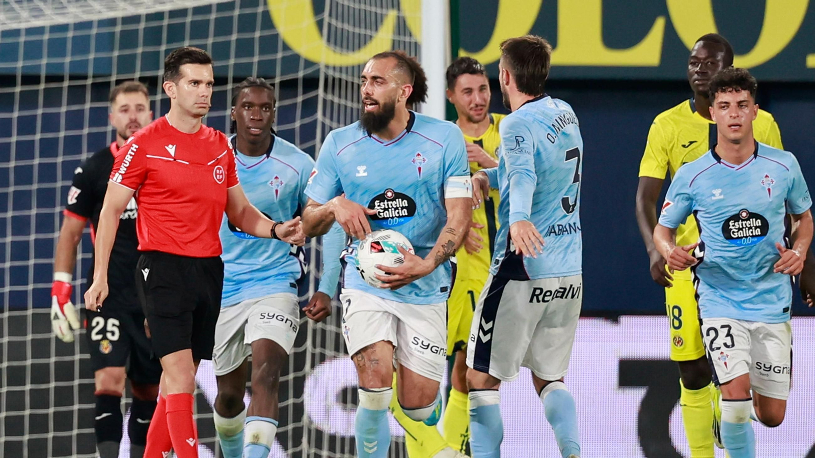 El delantero centro compostelano regresa a su campo con el balón tras anotar de penalti.
