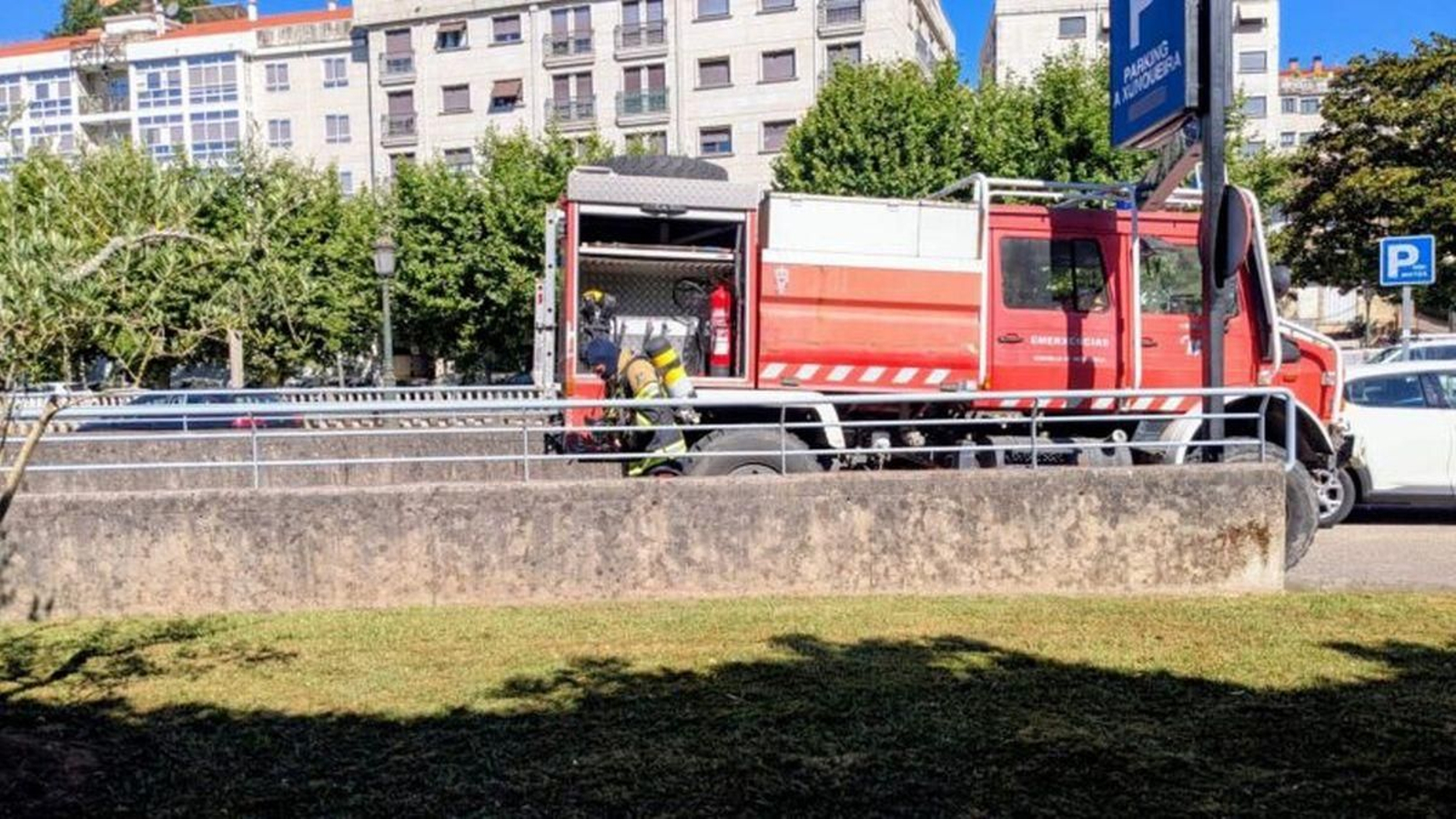 Uno de los efectivos desplazados al parking de A Xunqueira.