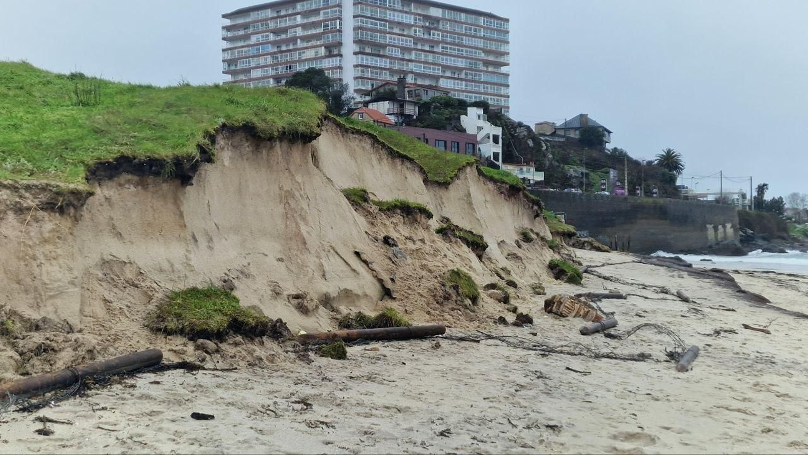 Así estaba ayer la duna de la playa de A Calzoa, cerca de Samil, visiblemente afectada.