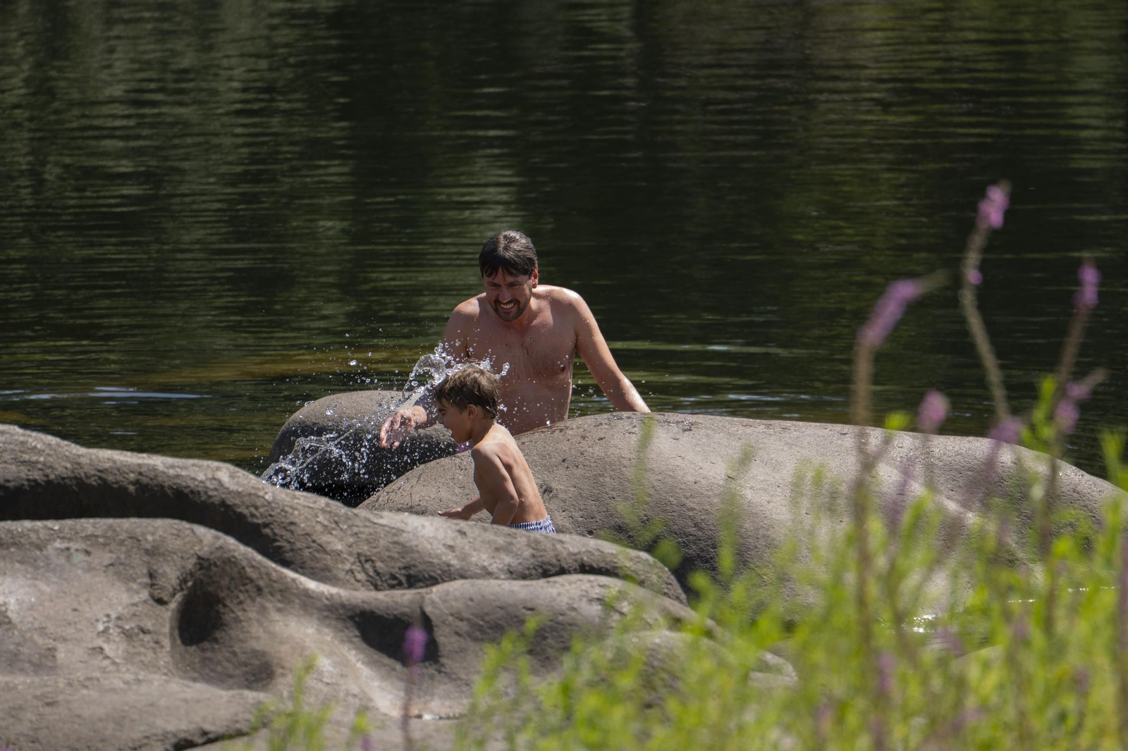 Galería | Viajeros, peregrinos y ourensanos viven una jornada de intenso calor en Ourense, en fotos