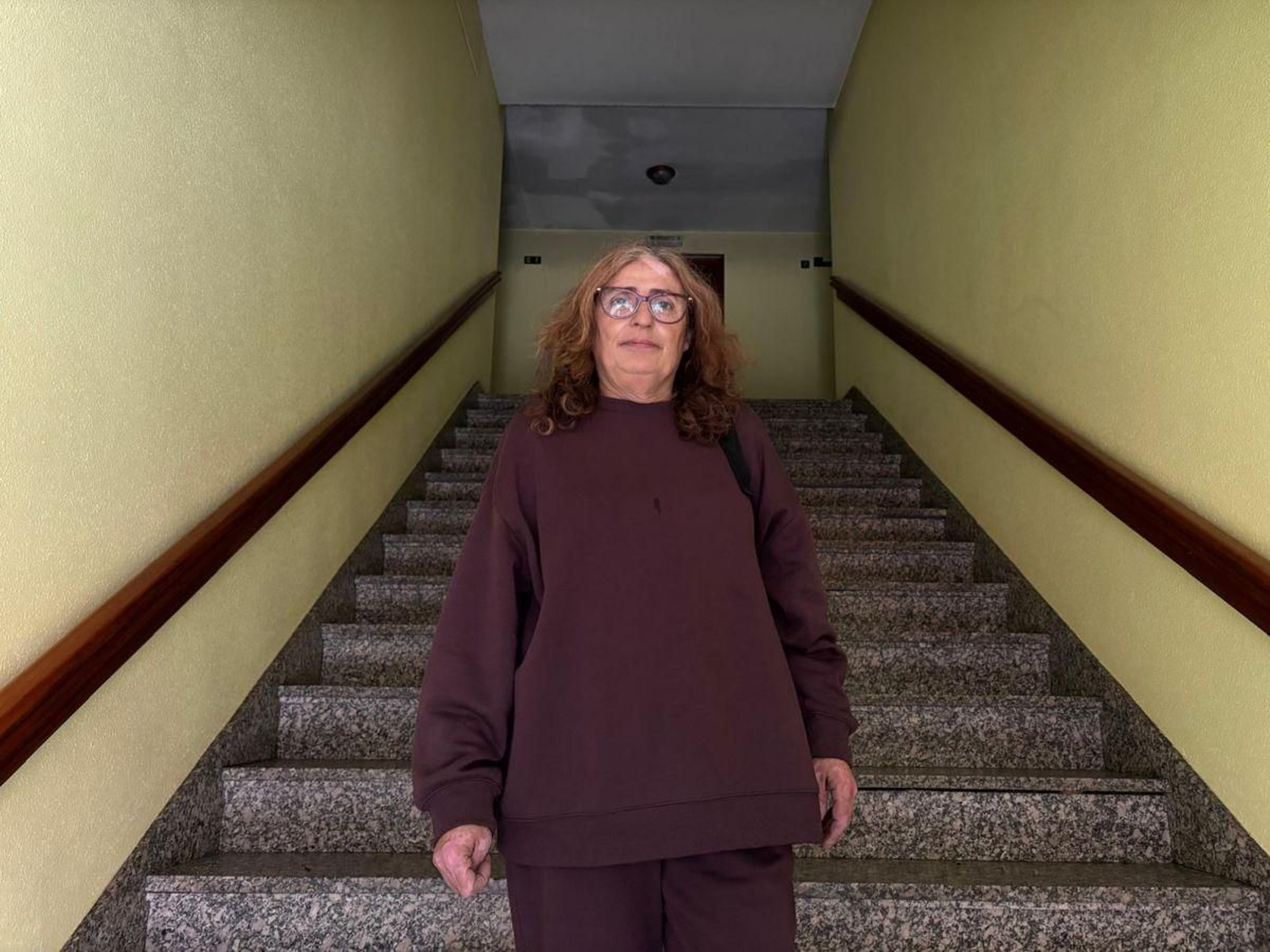 Petronila Mariño, ayer, en las escaleras de acceso a su piso calcinado.