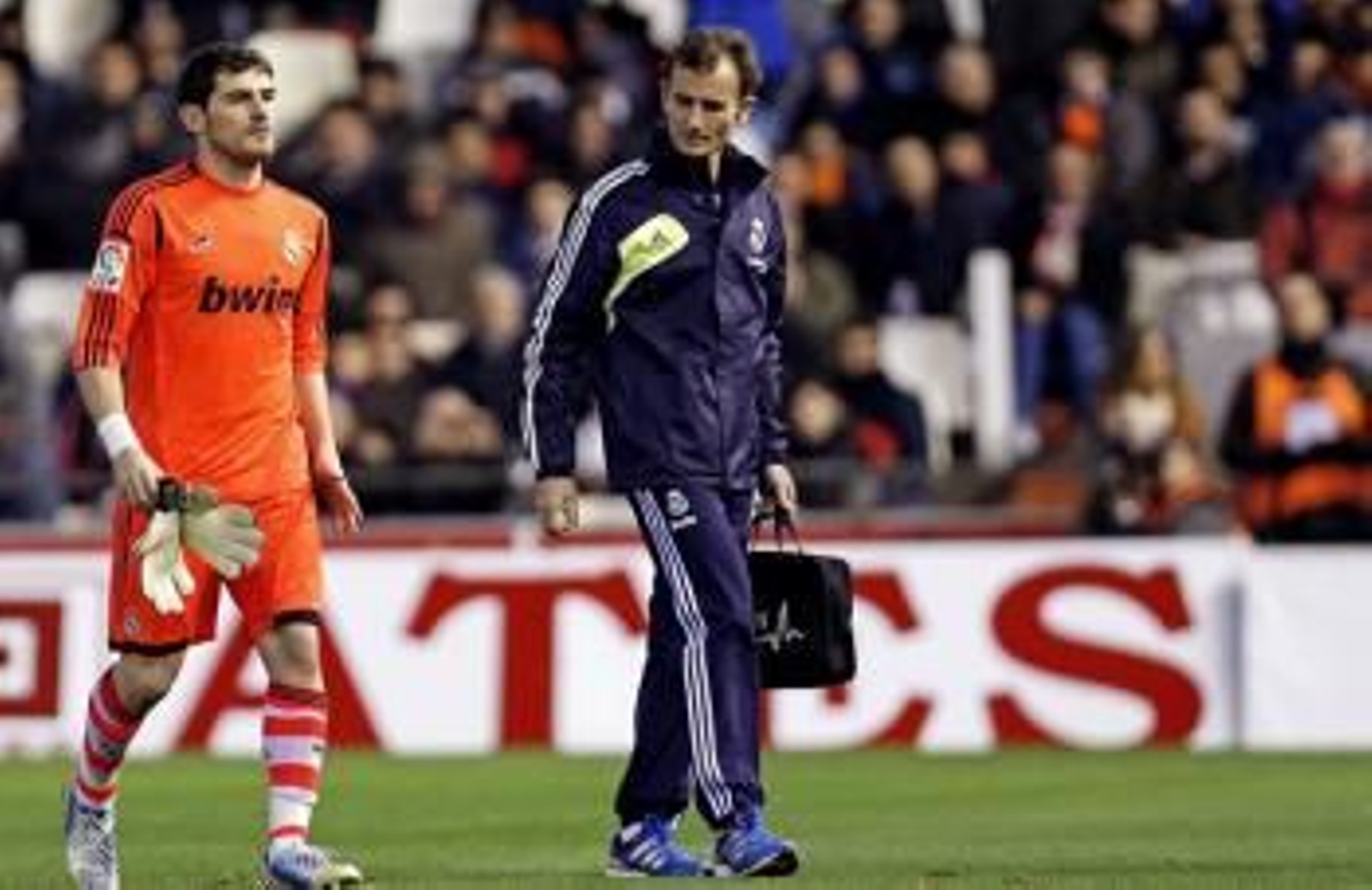 Casillas se marcha del terreno de juego lesionado.