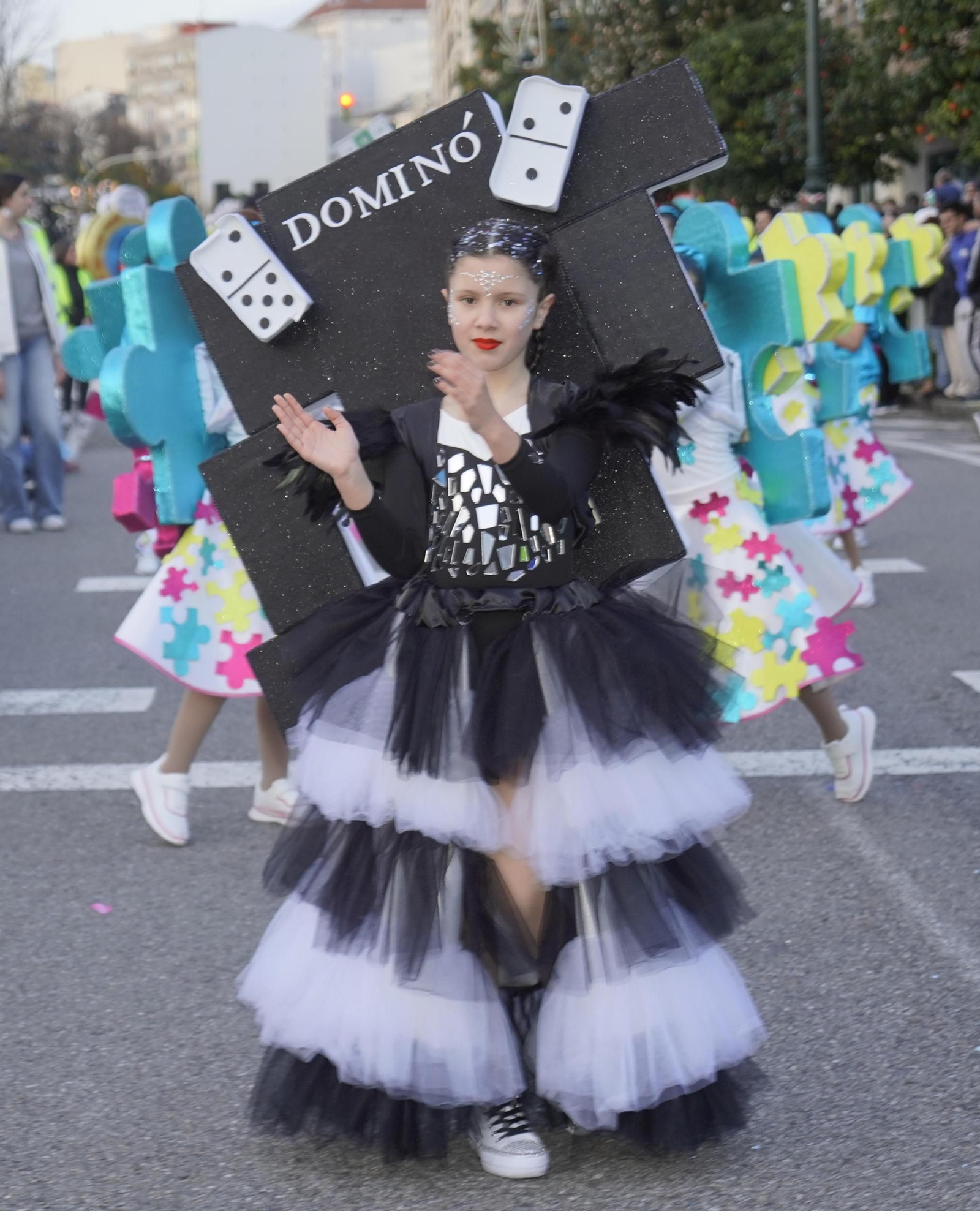 Galería | El desfile de comparsas del Entroido 2026 ilumina las calles de Vigo